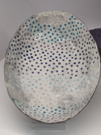 Handgevormde schaal - "polka dots"" ovaal   +/- 22 X 17 cm