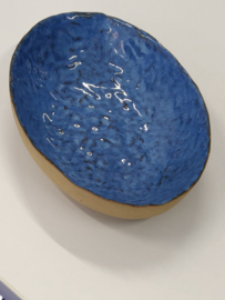 Handgevormde schaal - "felblauw"" ovaal   +/- 22 X 17 cm