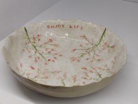 Handgevormde schaal - "Springtime"met tekst "enjoy life" diameter  +/- 22 à 23 cm