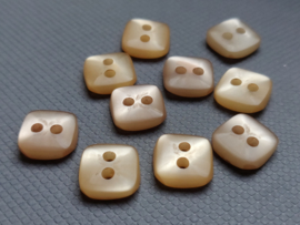 KA077 vierkant parelmoerknoopje beige - 10mm 2 gaatjes