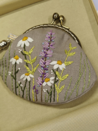 Handgemaakt en handgeborduurd tasje / portemoneetje met clipsluiting " Wild flowers 2"