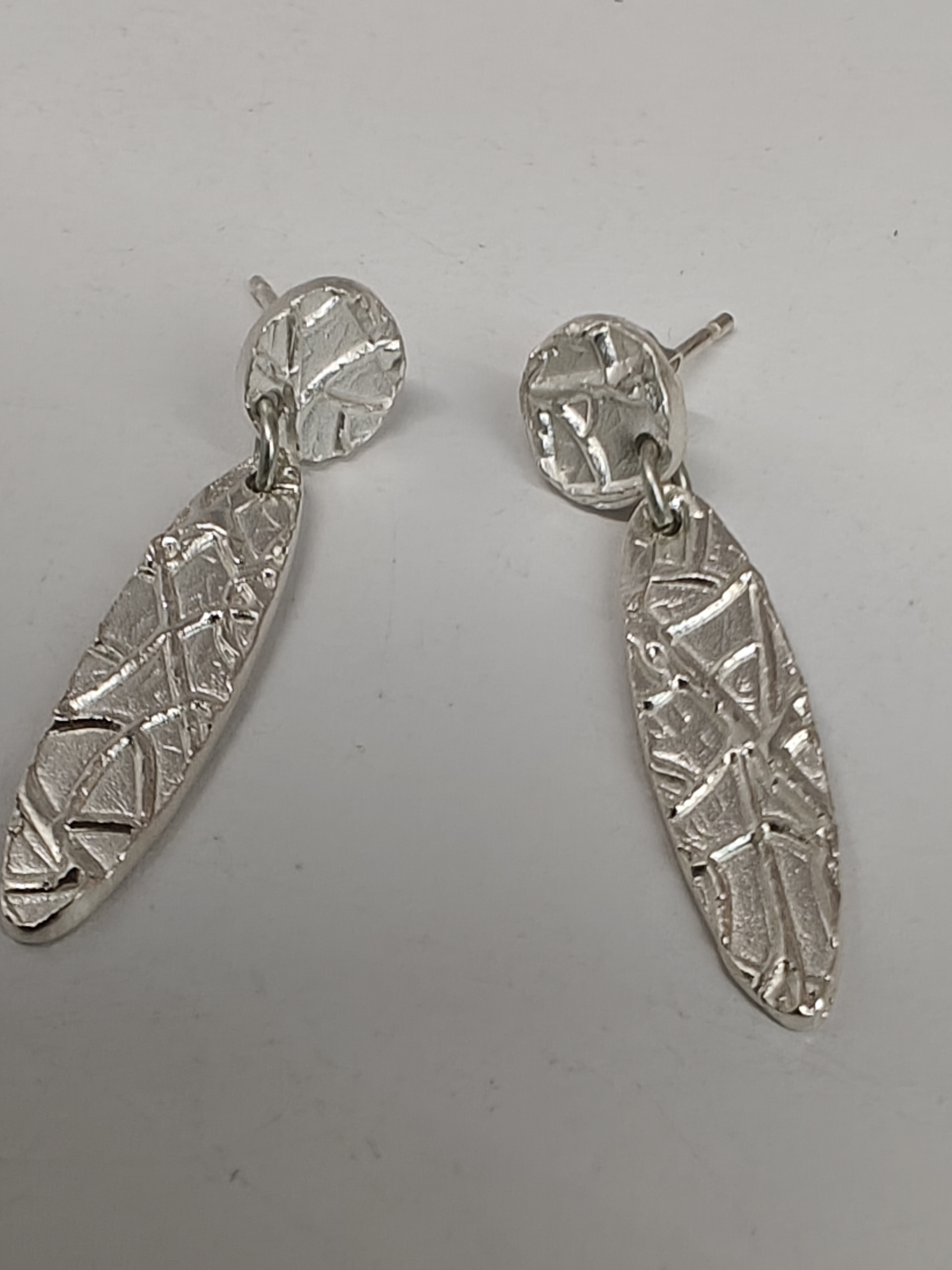 OS0004 - Oorstekers “Tweedelig met structuur” - massief zilver