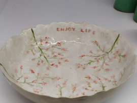 Handgevormde schaal - "Springtime"met tekst "enjoy life" diameter  +/- 22 à 23 cm