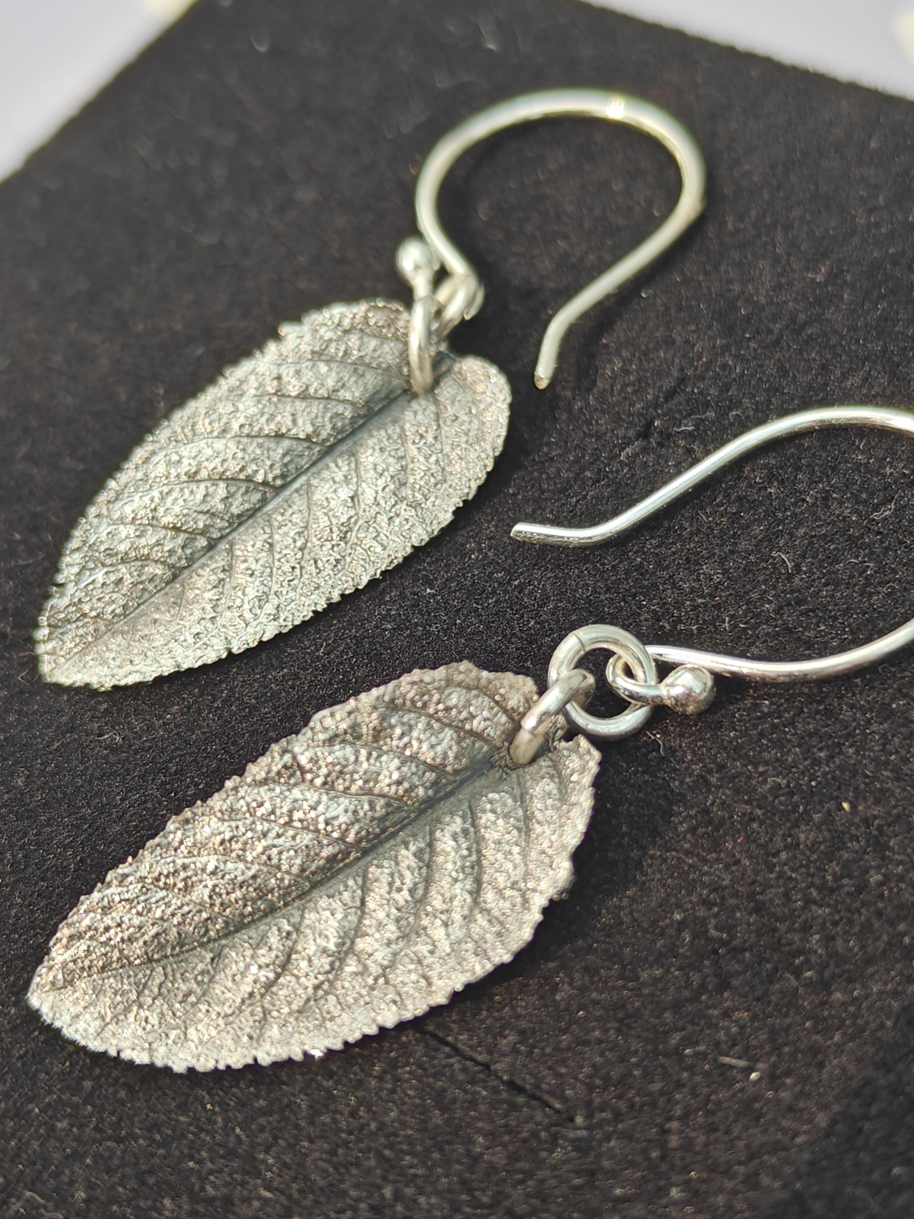 OH0001 - Oorhangers “salieblaadjes” - massief zilver - handwerk