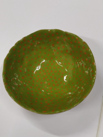 Handgevormde schaal in vrolijk groen met oranje stippen diameter   16 cm