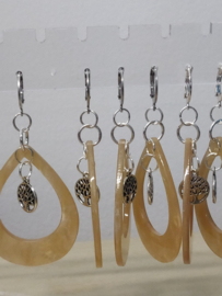 Oorhangers beige druppelvorm met levensboom