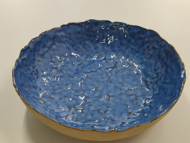 Handgevormde schaal in felblauw- diameter  +/- 22 à 23 cm