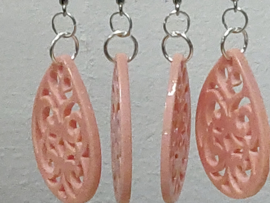 Oorhangers met roze ornament