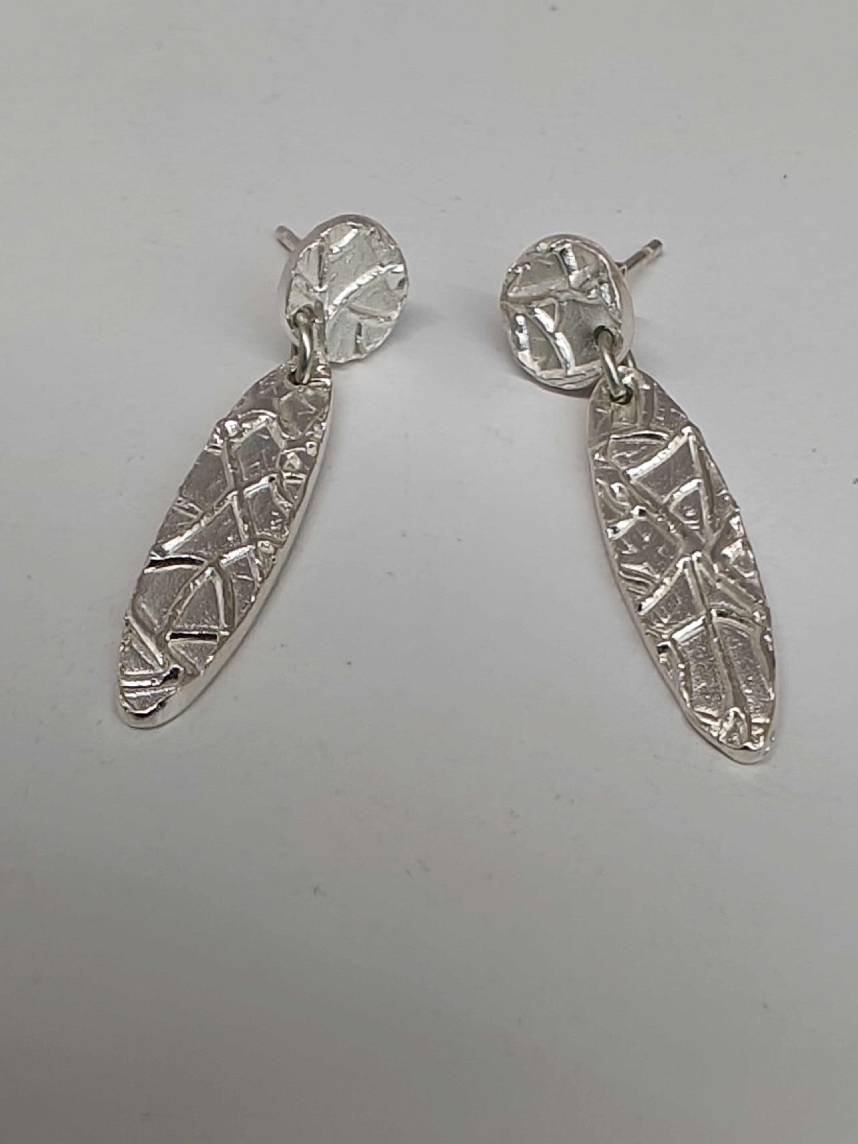 OS0004 - Oorstekers “Tweedelig met structuur” - massief zilver