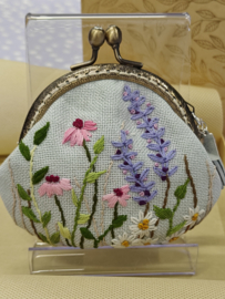 Handgemaakt en handgeborduurd tasje/portemoneetje met clipsluiting " Wild flowers"