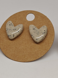 Oorsteker "Love Heart"  - creme gespikkeld