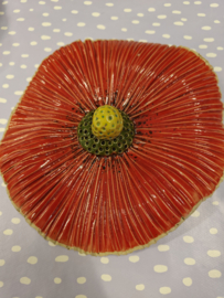 Grote (tuin)bloem in keramiek rood