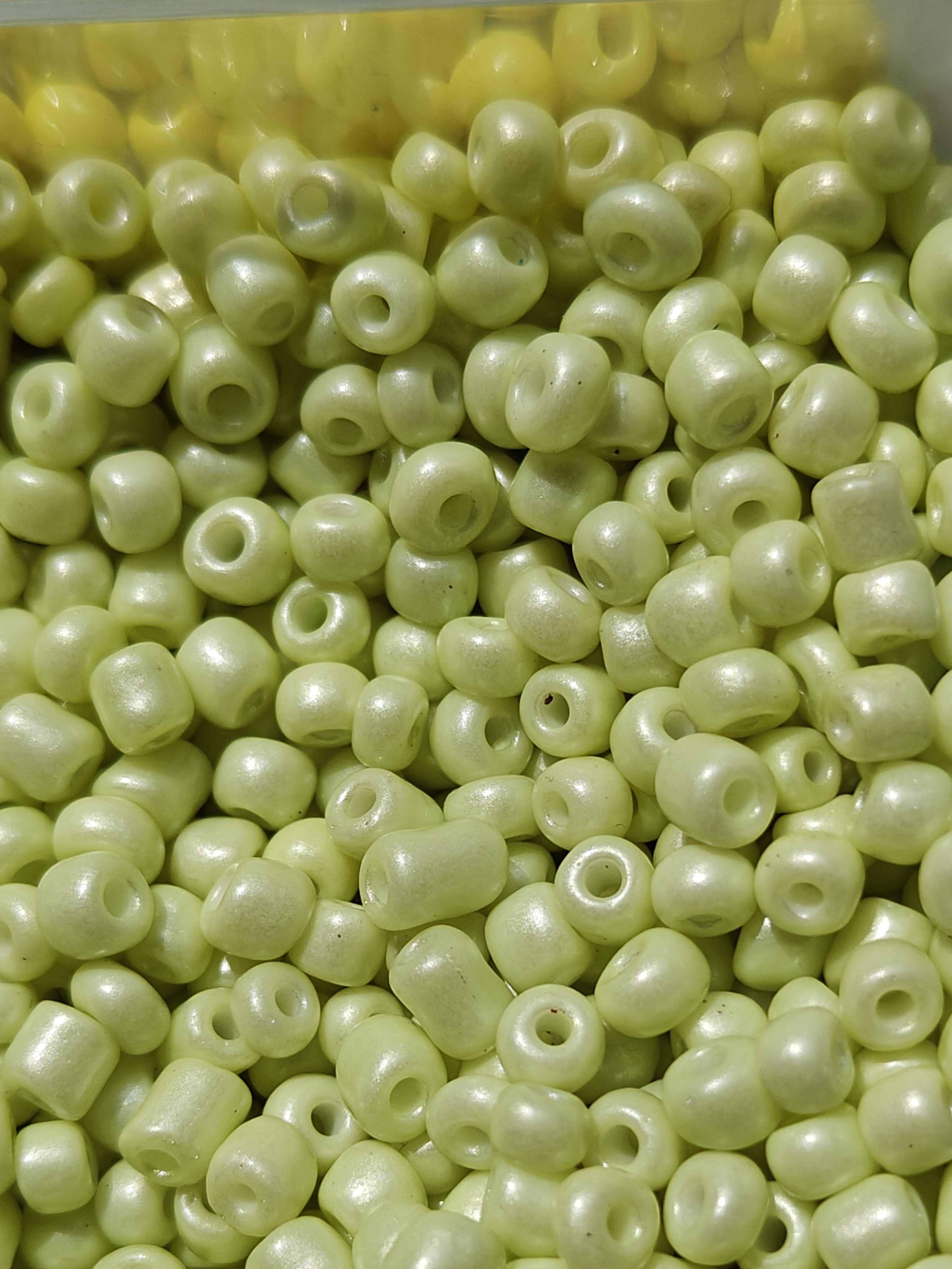 Grote rocailles ongelijk - zacht mintgeelgroen 10 gram