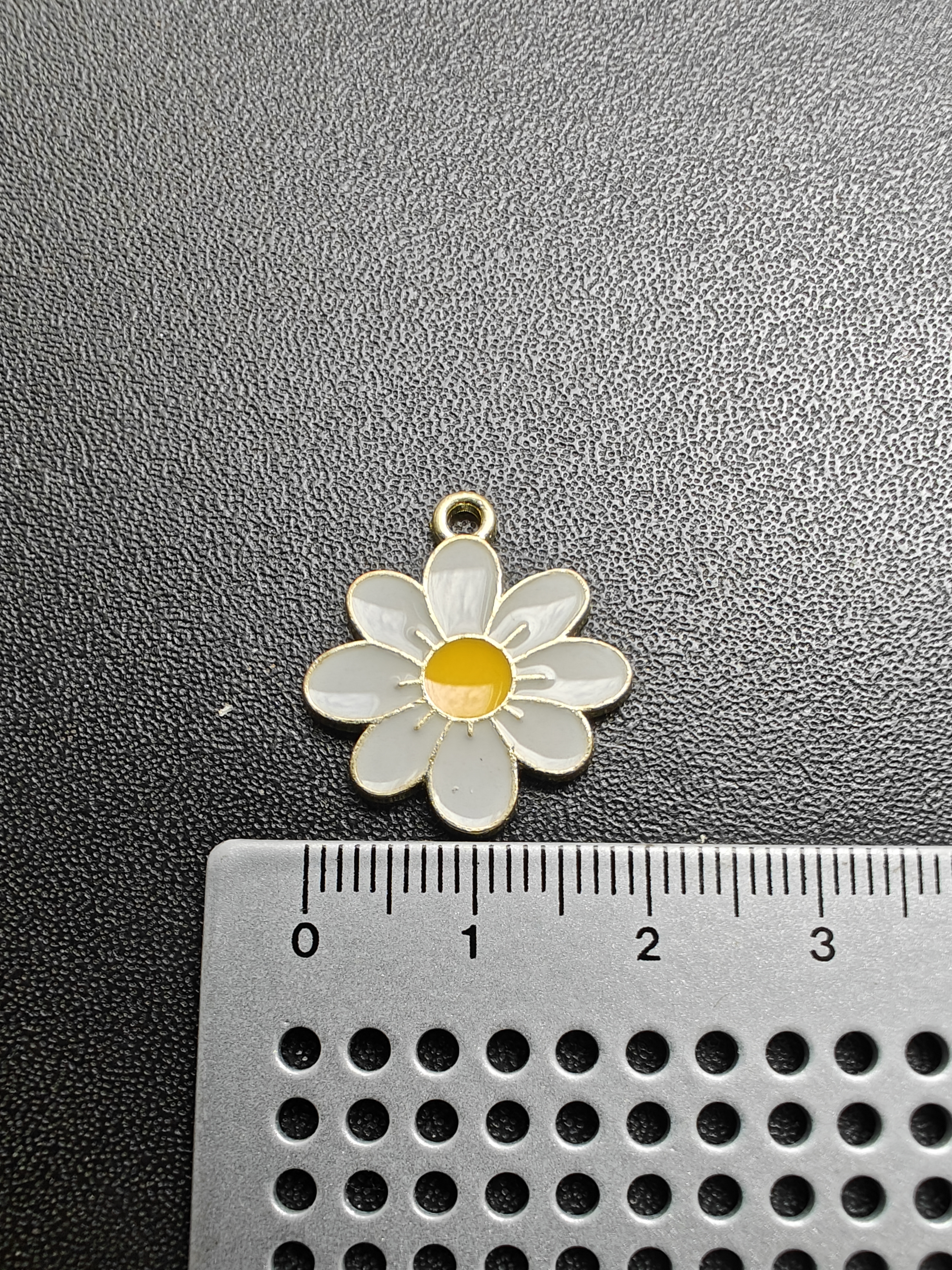 Bedel metaal goudkleurig geëmailleerd - licht blauwgrijze bloem - 2 cm