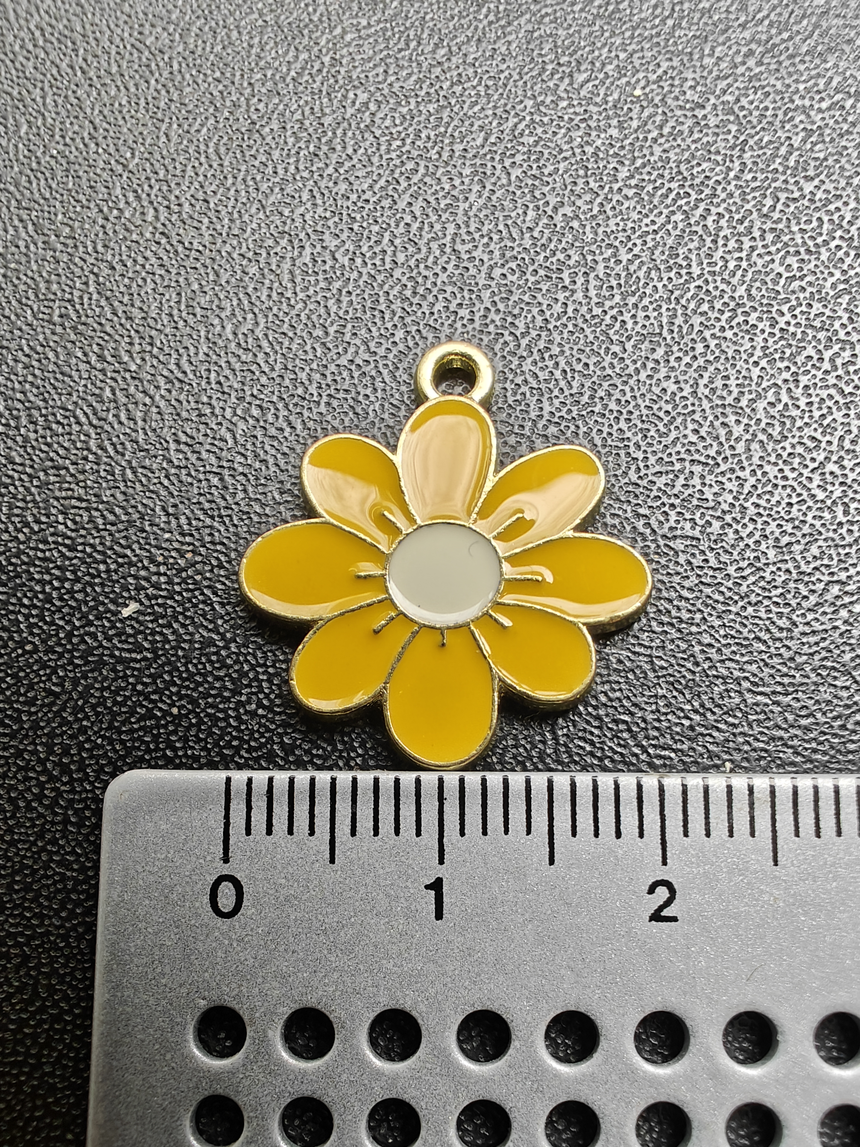 Bedel metaal goudkleurig geëmailleerd - gele bloem - 2 cm