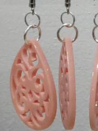 Oorhangers met roze ornament