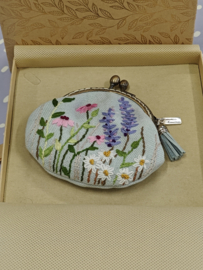 Handgemaakt en handgeborduurd tasje/portemoneetje met clipsluiting " Wild flowers"