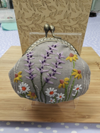 Handgemaakt en handgeborduurd tasje / portemoneetje met clipsluiting " Wild flowers 4"