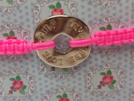 Armbandje macramé fluo rose met love munt