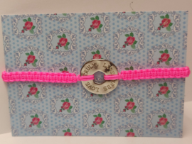 Armbandje macramé fluo rose met love munt