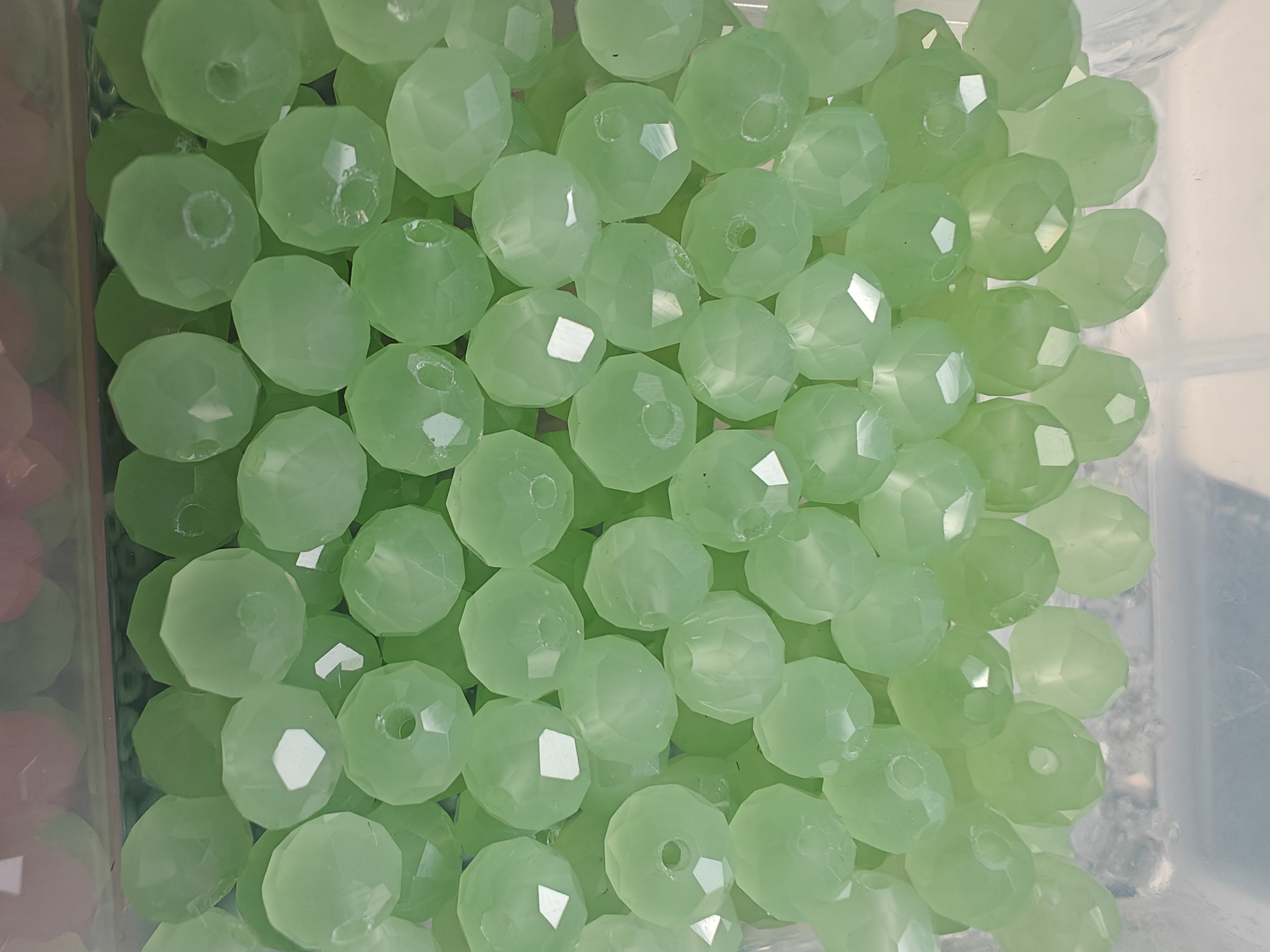 Facet geslepen glaskralen mintgroen 6mm dikte en 8mm diameter