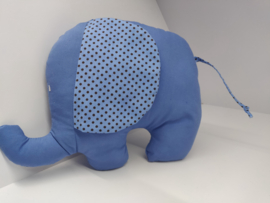 Knuffelolifant met rammelaartje