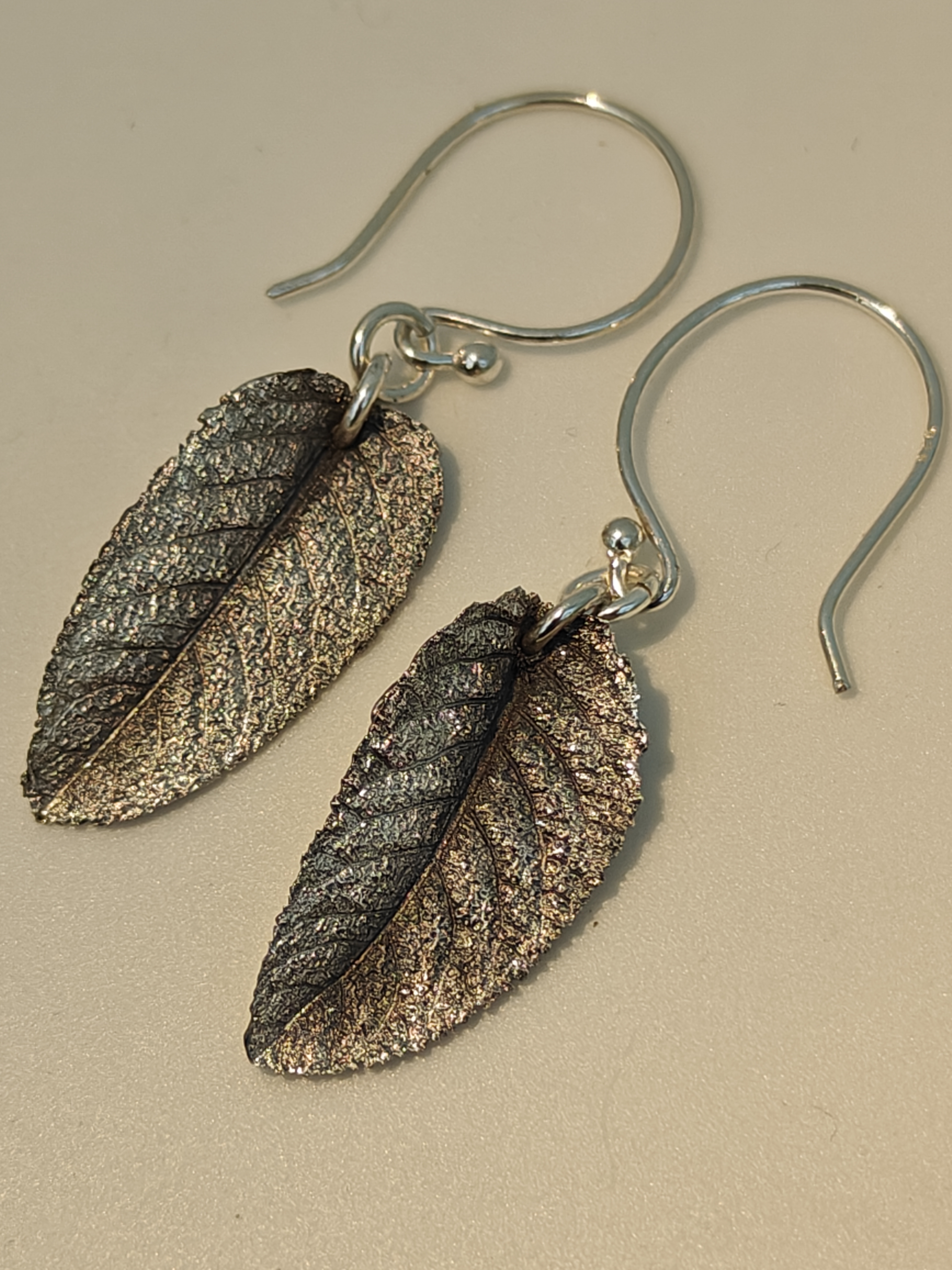 OH0001 - Oorhangers “salieblaadjes” - massief zilver - handwerk