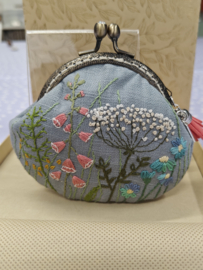 Handgemaakt en handgeborduurd tasje / portemoneetje met clipsluiting " Wild flowers 3"