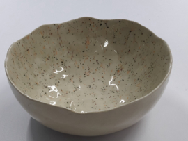 Handgevormde bowl/ ontbijtkom - "Vanilla dip specled""