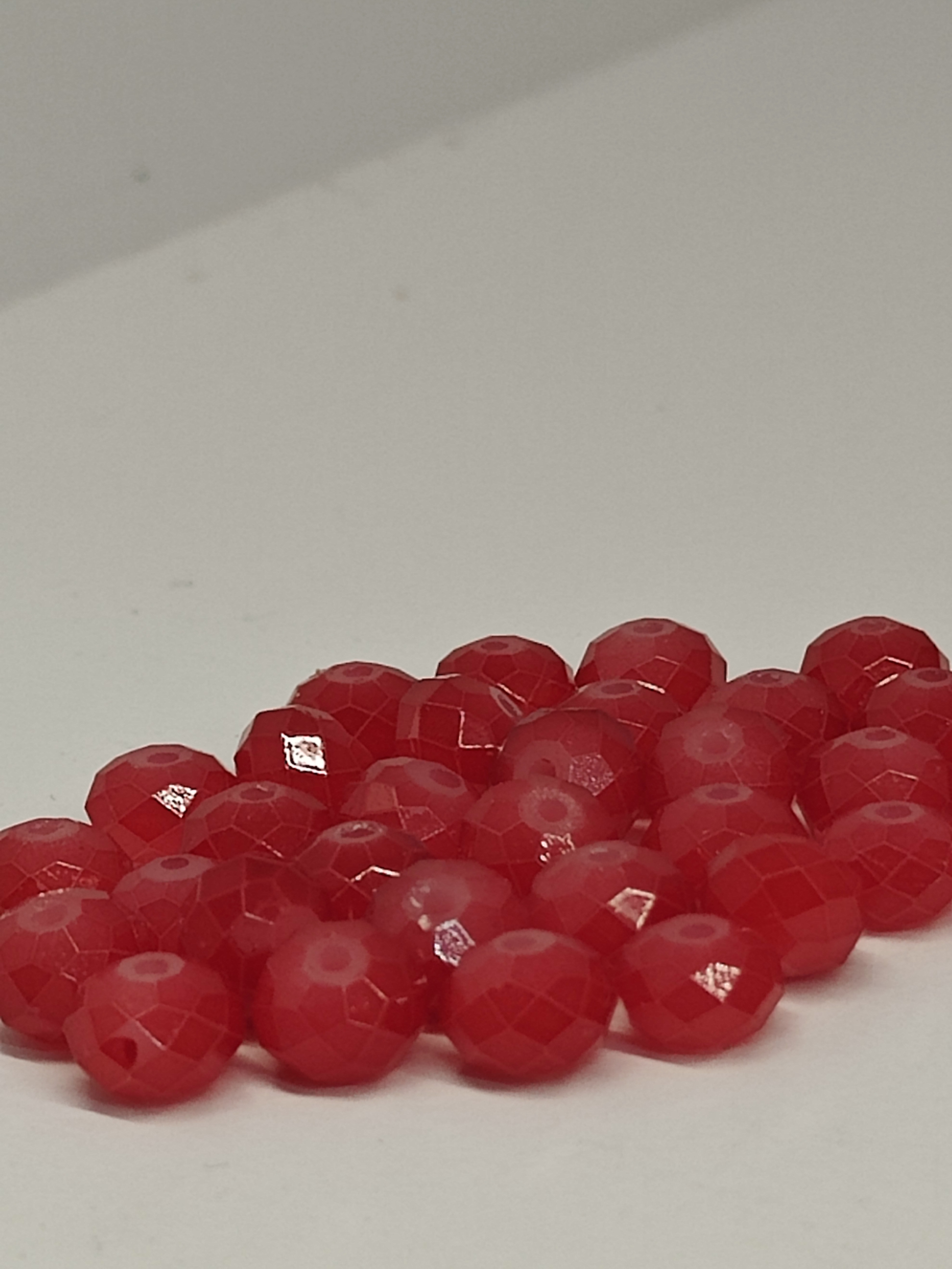 Facet geslepen glaskralen Kersenrood 6mm dikte en 8mm diameter