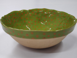Handgevormde schaal in vrolijk groen met oranje stippen diameter   16 cm