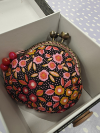 Handgemaakt tasje met clipsluiting "Pink flowers"