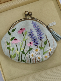 Handgemaakt en handgeborduurd tasje/portemoneetje met clipsluiting " Wild flowers"