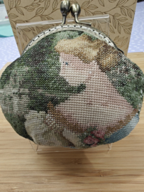 Handgemaakt en handgeborduurd tasje / portemoneetje met clipsluiting " Mylady"