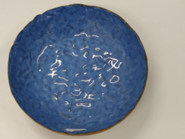 Handgevormde schaal in felblauw- diameter  +/- 17 cm