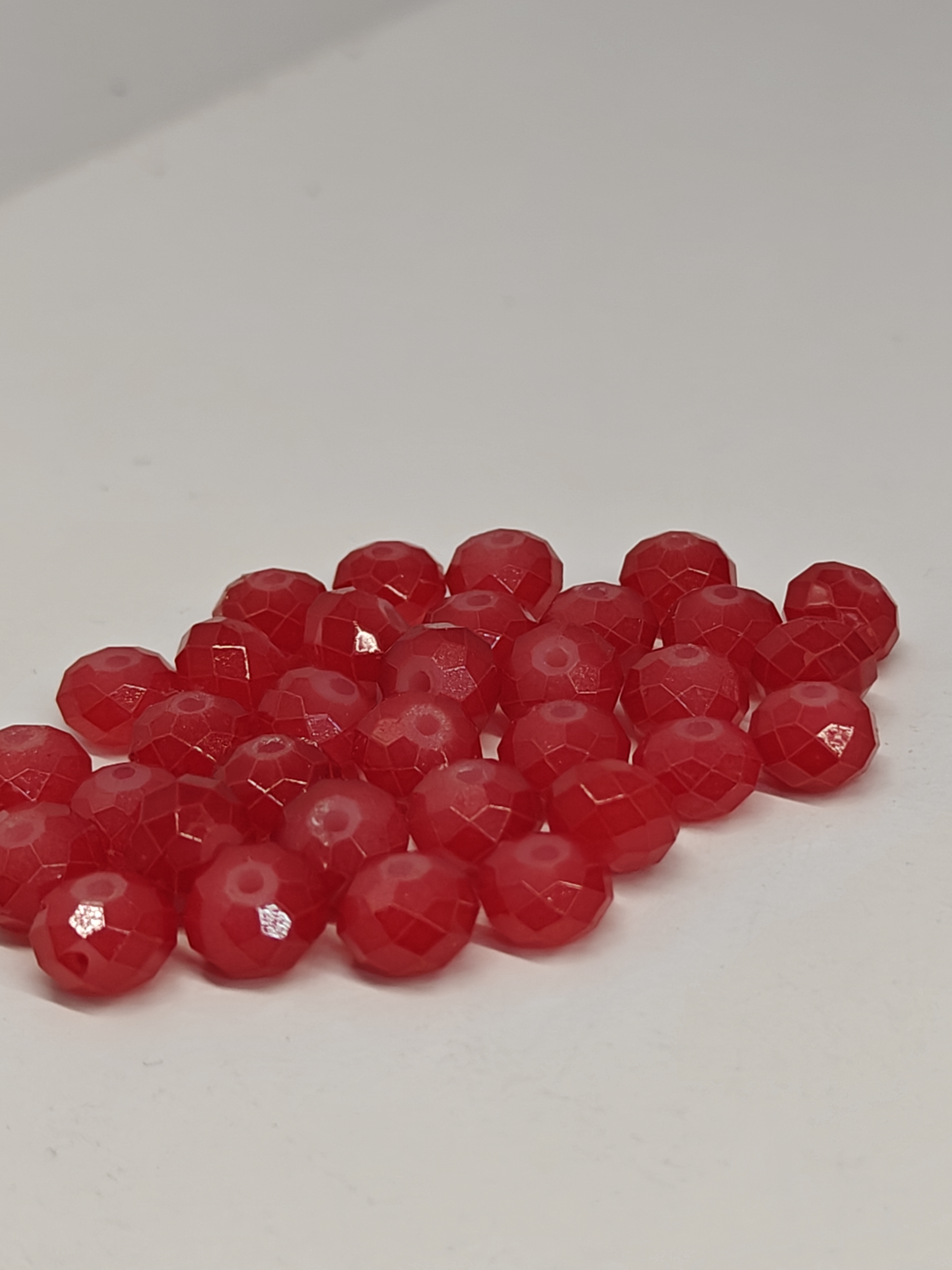 Facet geslepen glaskralen Kersenrood 6mm dikte en 8mm diameter
