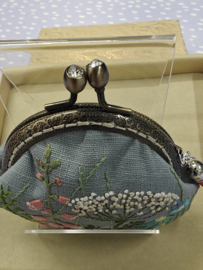 Handgemaakt en handgeborduurd tasje / portemoneetje met clipsluiting " Wild flowers 3"