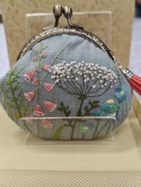 Handgemaakt en handgeborduurd tasje / portemoneetje met clipsluiting " Wild flowers 3"