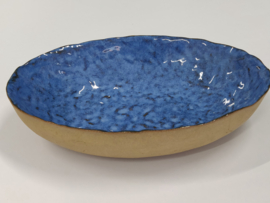 Handgevormde schaal in felblauw- diameter  +/- 22 à 23 cm