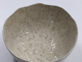 Handgevormde bowl/ ontbijtkom - "Vanilla dip specled""