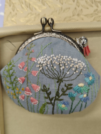 Handgemaakt en handgeborduurd tasje / portemoneetje met clipsluiting " Wild flowers 3"