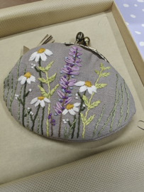 Handgemaakt en handgeborduurd tasje / portemoneetje met clipsluiting " Wild flowers 2"