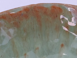 Handgevormde schaal in groen/bruin effect glazuur- diameter  +/- 17 cm