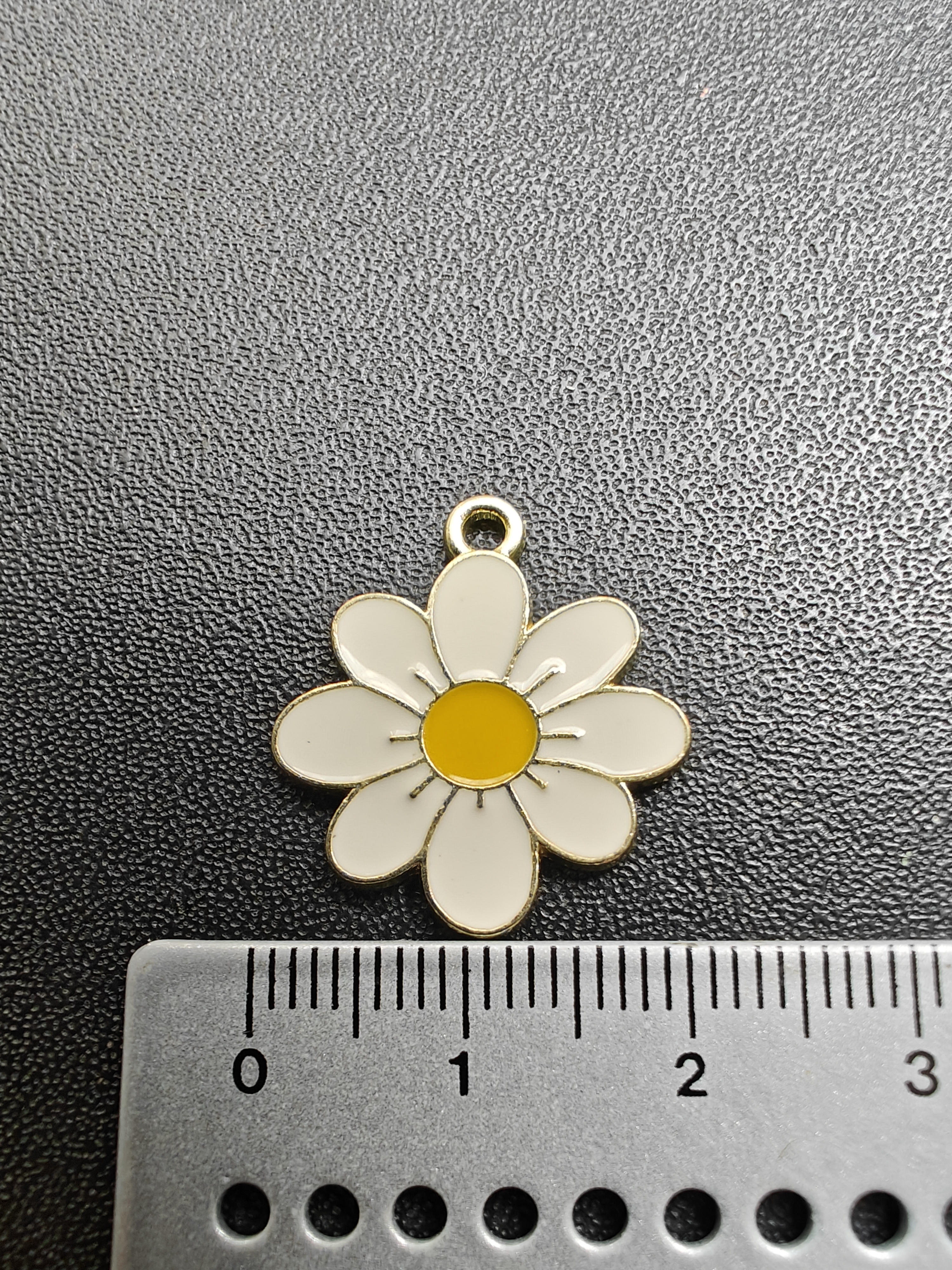 Bedel metaal goudkleurig geëmailleerd - witte bloem - 2 cm