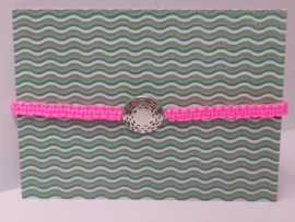 Armbandje macramé fluo rose met metalen discus