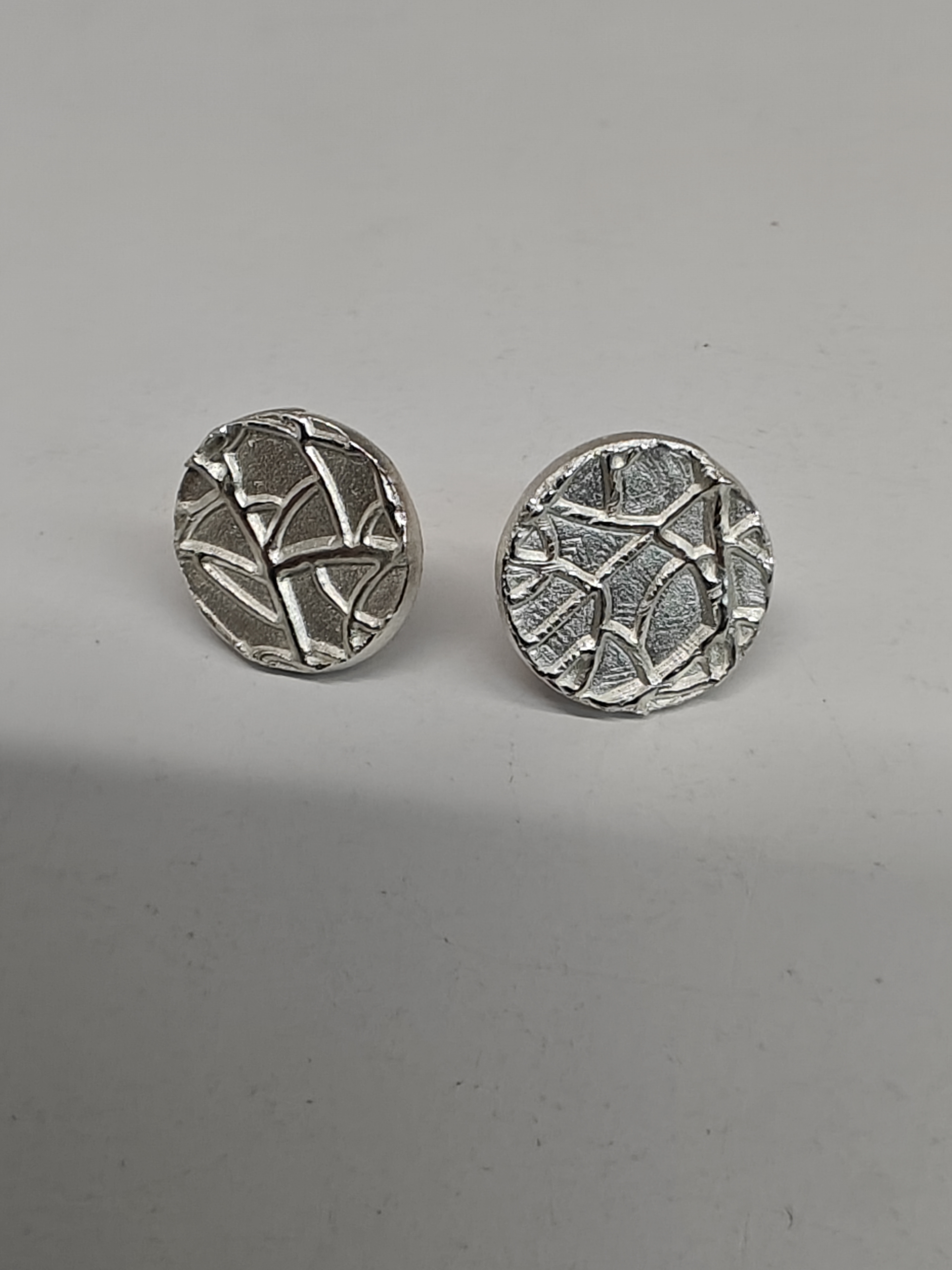 OS0003 - Oorstekers “rond met structuur” - massief zilver