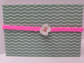 Armbandje macramé fluo rose met roosje