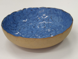 Handgevormde schaal in felblauw- diameter  +/- 17 cm