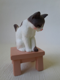 Miniatuur Kat op krukje