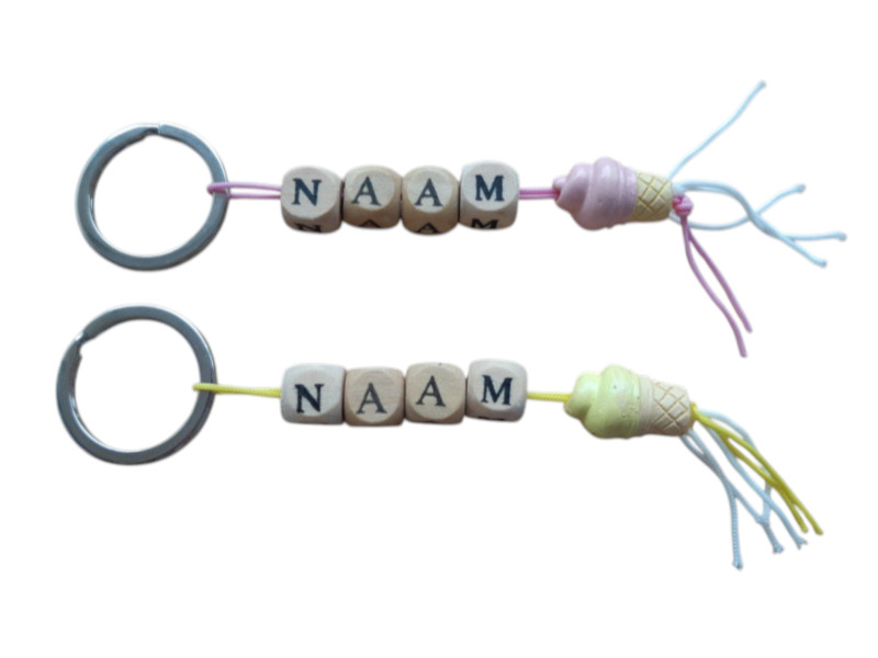Naamhangers met polystone figuurtjes